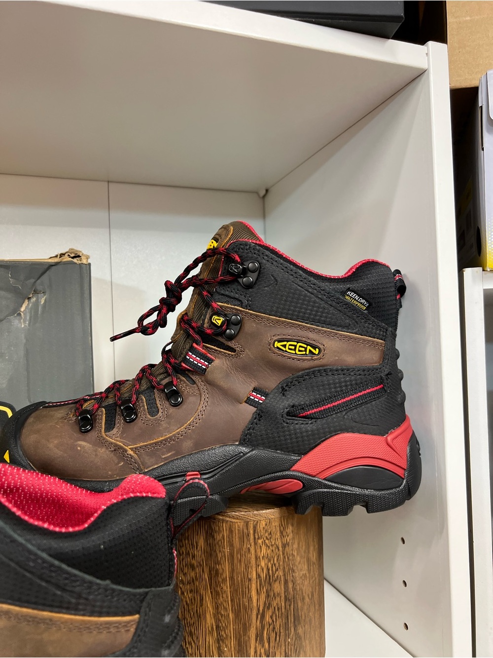 KEEN Brown and Red Men’s Waterproof Work/Hiking Boots size 8.5 - Picture 11 of 14